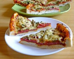 Пицца в духовке с колбасой и сыром