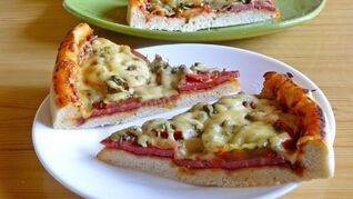 Пицца в духовке с колбасой и сыром