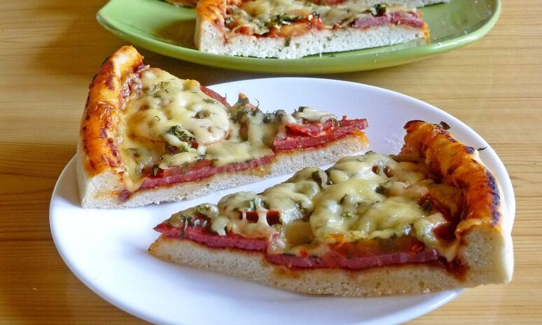 Рецепт пицца в духовке с колбасой и сыром