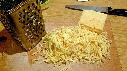 пицца в духовке с колбасой и сыром