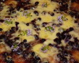 Сладкая пицца с черникой