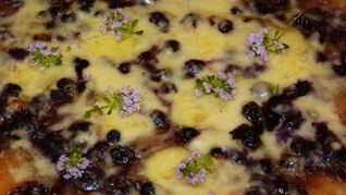 Сладкая пицца с черникой