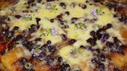 сладкая пицца с черникой