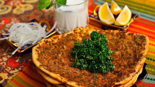 Турецкая пицца Лахмакун