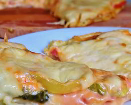 Закусочная пицца на слоеном тесте