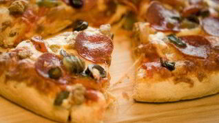 Зерновая пицца с салями