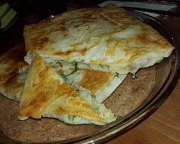 Постные конвертики с картофельным пюре, укропом, жареным луком и вялеными томатами