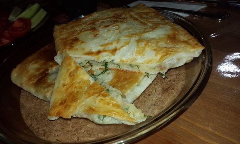 Рецепт постные конвертики с картофельным пюре, укропом, жареным луком и вялеными томатами