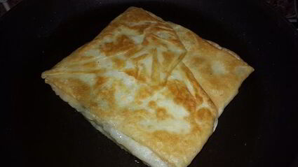 постные конвертики с картофельным пюре, укропом, жареным луком и вялеными томатами