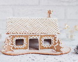 Домик пряничный с сахарными узорами