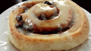 Рулетики с корицей и изюмом