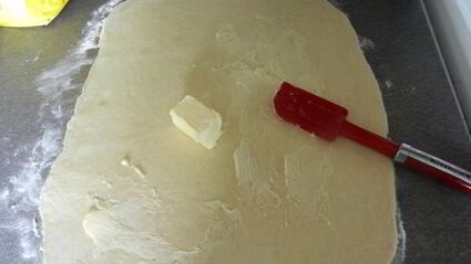 рулетики с корицей и изюмом