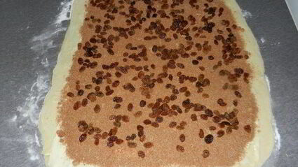 рулетики с корицей и изюмом