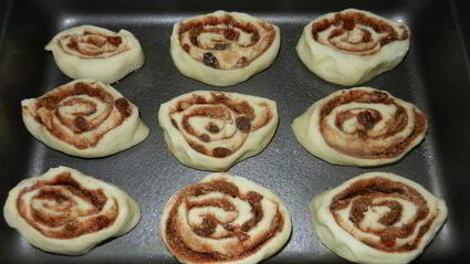 рулетики с корицей и изюмом