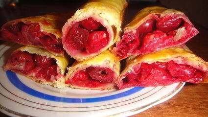 рулетики с творогом и вишней