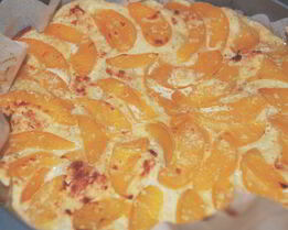 Хлебная шарлотка с персиками