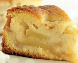 Легкая шарлотка с яблоками в мультиварке