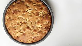 Простая шарлотка с яблоками