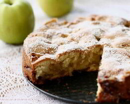 Простая шарлотка с яблоком в духовке