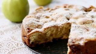 Простая шарлотка с яблоком в духовке