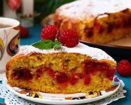 Пышная яблочная шарлотка с малиной