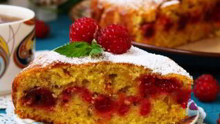 Пышная яблочная шарлотка с малиной