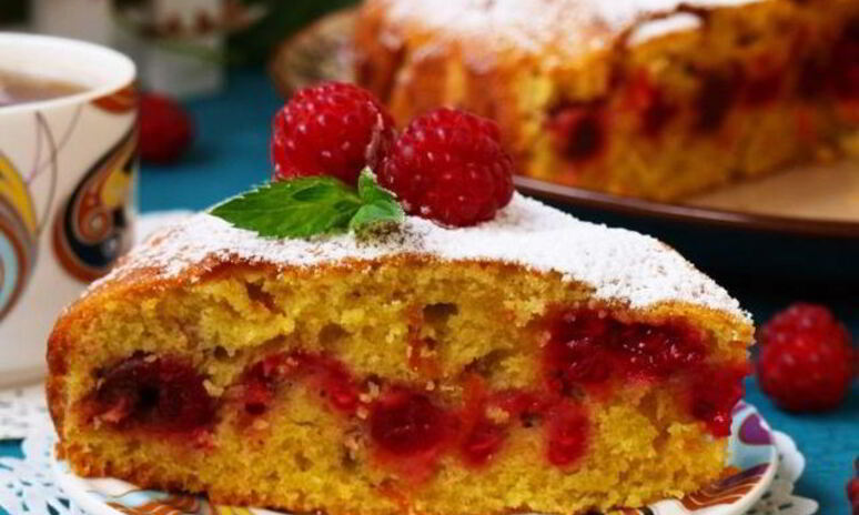 Рецепт пышная яблочная шарлотка с малиной