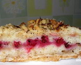 Шарлотка с брусникой и яблоками