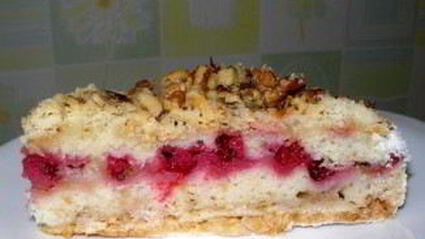 шарлотка с брусникой и яблоками