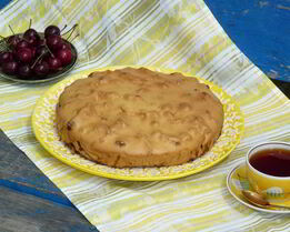 Шарлотка с черешней