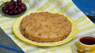 Шарлотка с черешней