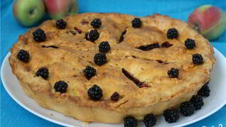 Шарлотка с ежевикой