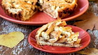 Шарлотка с грушами и ромашковым кремом