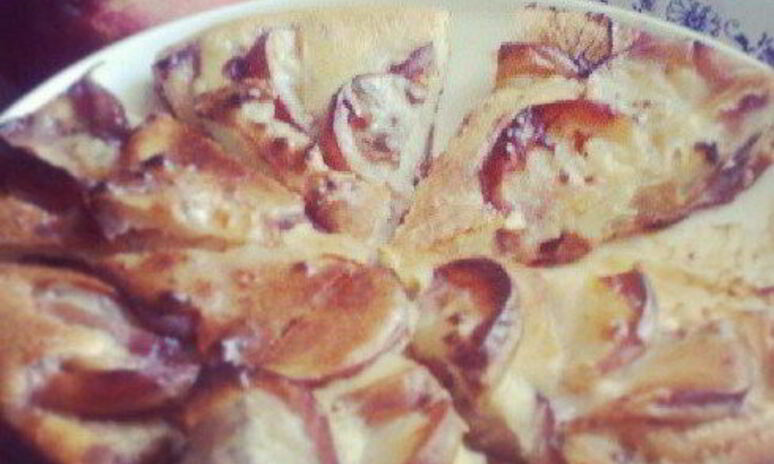 Рецепт шарлотка с инжирными персиками