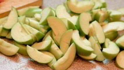 шарлотка с орехами и яблоками