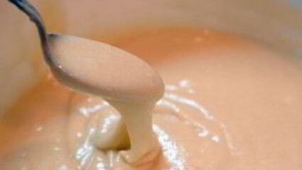 шарлотка с орехами и яблоками