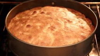 шарлотка с орехами и яблоками