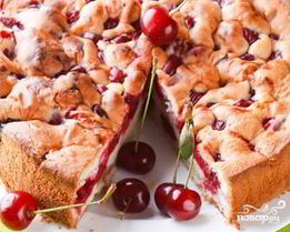 Шарлотка с вишней и яблоками