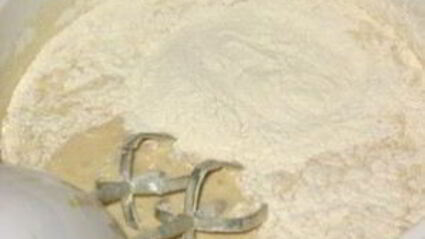 шарлотка с вишней и яблоками