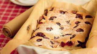 Шарлотка с вишней в мультиварке