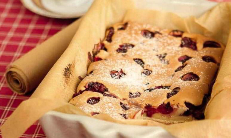 Рецепт шарлотка с вишней в мультиварке