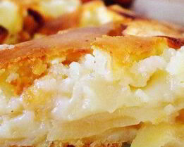 Шарлотка с яблоками, бананами и корицей