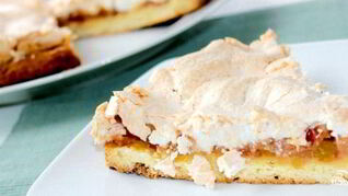 Шарлотка с яблоками и безе