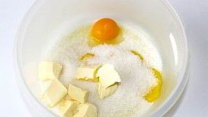 шарлотка с яблоками и безе