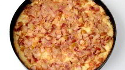 шарлотка с яблоками и безе