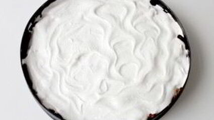 шарлотка с яблоками и безе