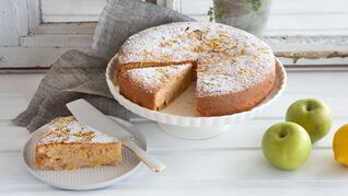 Шарлотка с яблоками и манкой