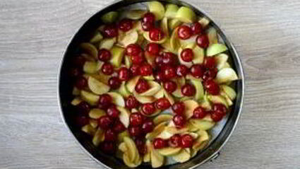 шарлотка с яблоками и вишней