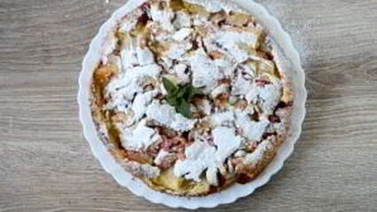 шарлотка с яблоками и вишней