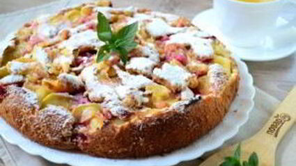 шарлотка с яблоками и вишней